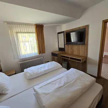 Landgasthof Kreuz Mit Gaestehaus Kro *